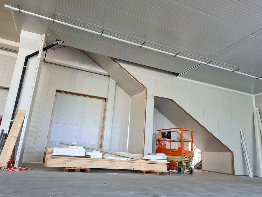 Installazione di pannelli coibentati Agriform Parmareggio durante i lavori di ampliamento dello stabilimento produttivo.