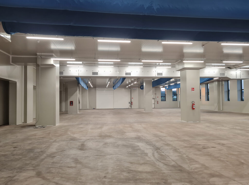 Nuova area produttiva Agriform Parmareggio realizzata con pannelli coibentati e sistema di ventilazione per ambienti a temperatura controllata.