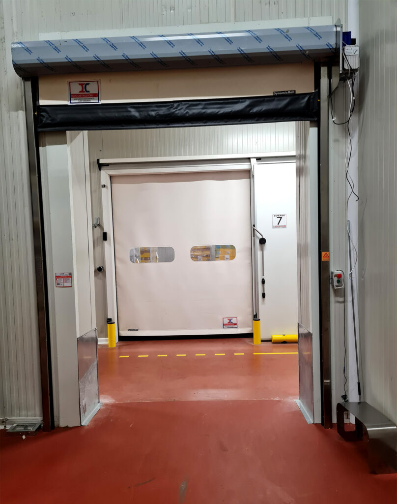 Porta rapida isotermica Agriform Parmareggio installata su cella frigorifera per migliorare isolamento e flussi di lavoro.