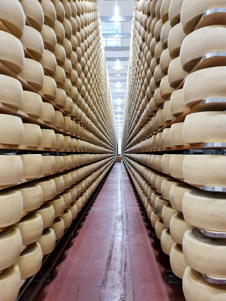 Scaffalature autoportanti Agriform Parmareggio per la stagionatura del formaggio in magazzino a temperatura controllata.