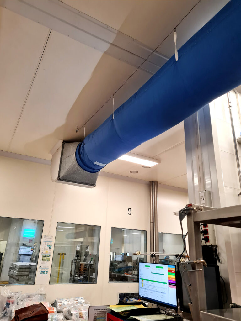 Impianto di aria trattata con condotta tessile blu nella sala confezionamento Brazzale.