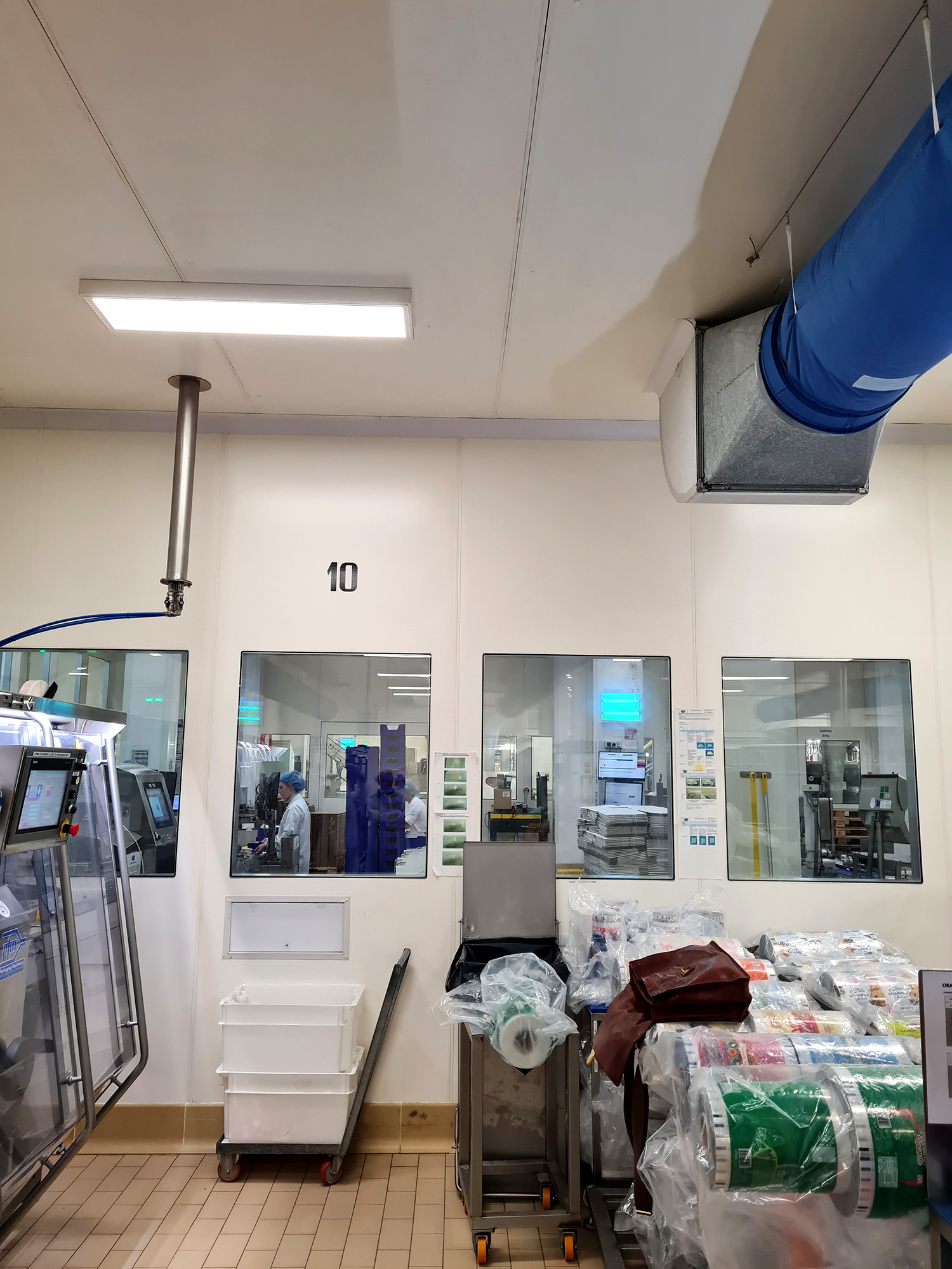 Sala confezionamento Brazzale con pareti in pannelli isolanti e finestre di controllo produzione.