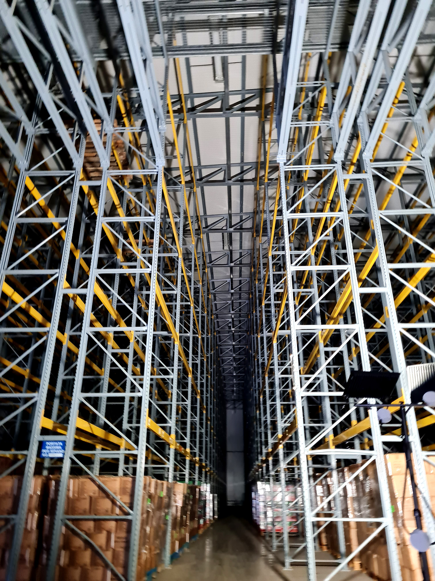 Scaffalature autoportanti di grande altezza installate nel nuovo magazzino Brianese.