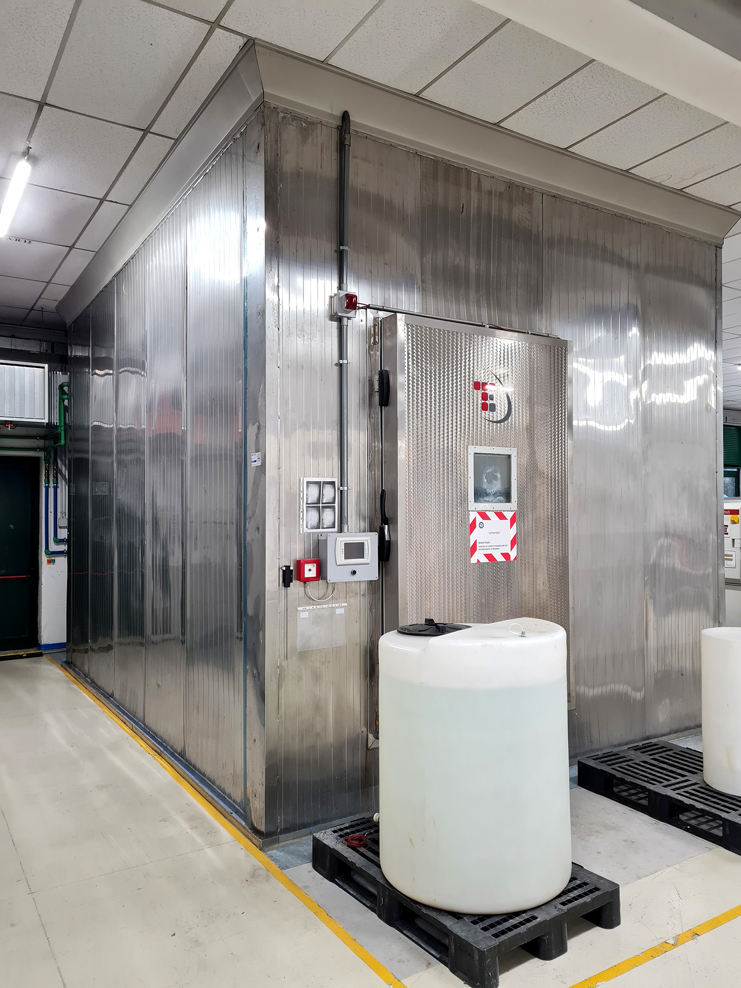 Cabina test industriale in acciaio inox per prove di temperatura e umidità controllata.