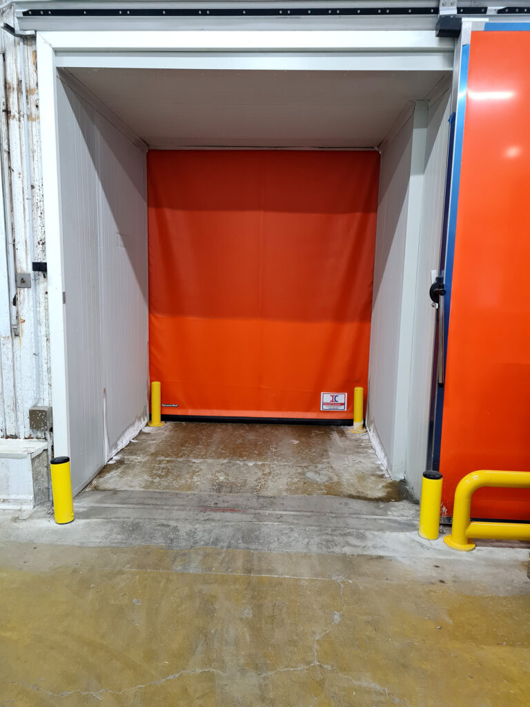 Porta rapida per celle frigorifere Lattebusche installata per migliorare isolamento e velocità di movimentazione del prodotto.