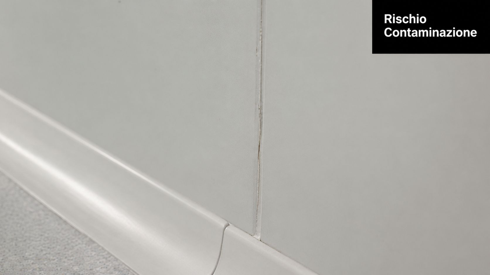 Dettaglio di un giunto tra pannelli in una camera bianca con potenziale rischio di contaminazione batterica.