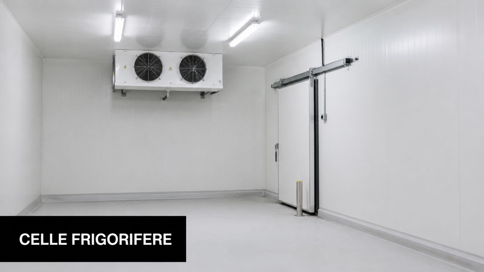 Una moderna cella frigorifera industriale vuota con pareti bianche, ventilazione a soffitto e una porta scorrevole robusta.